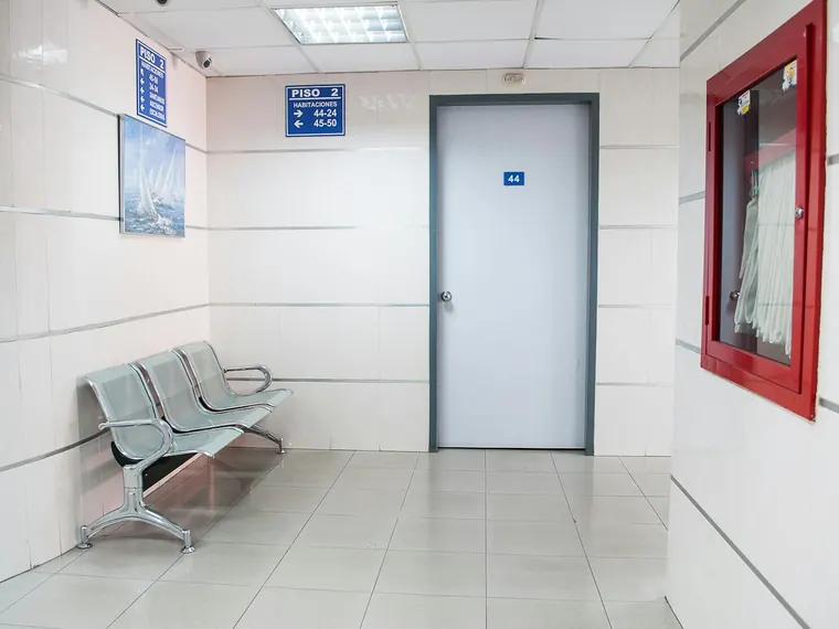 Pasillo interior de un centro médico, limpio y ordenado