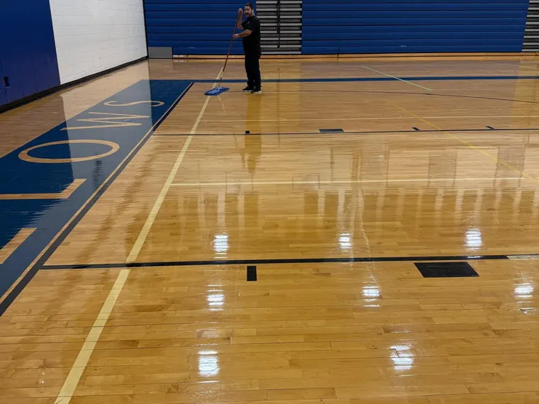 Piso de una instalación comercial recién pulido y brillante