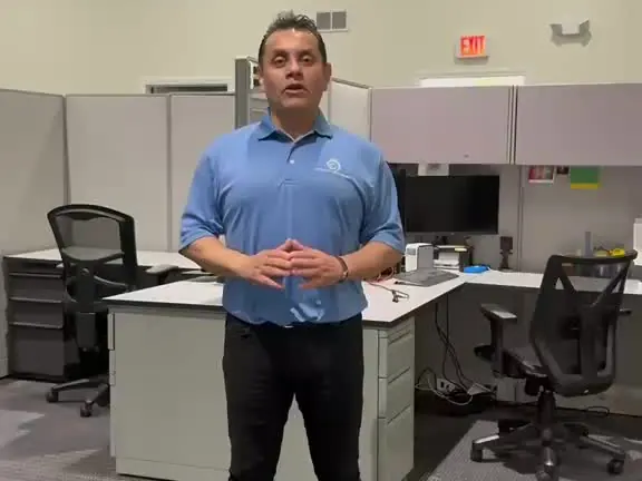 Miembro del equipo de Luna Optimum Cleaning en un área de oficinas corporativas
