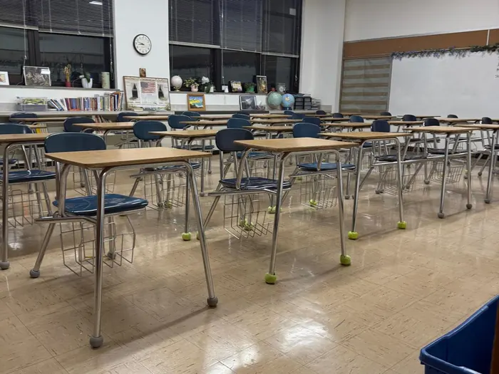 Aula limpia y ordenada tras el servicio de Luna Optimum Cleaning